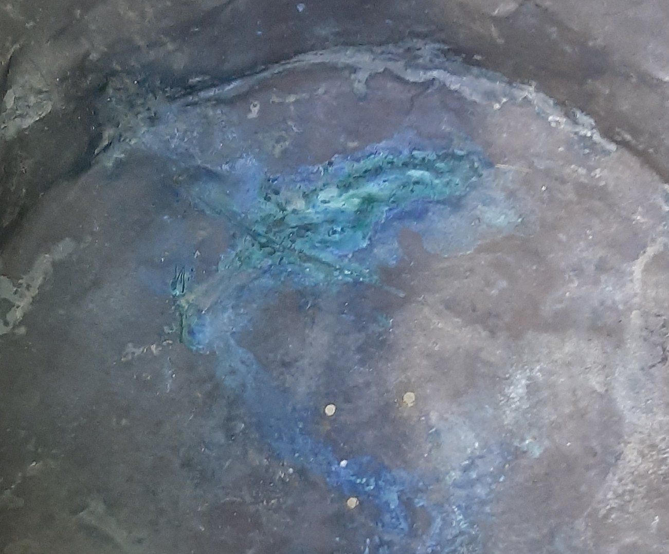 Corrosion bleue sur une surface en cuivre