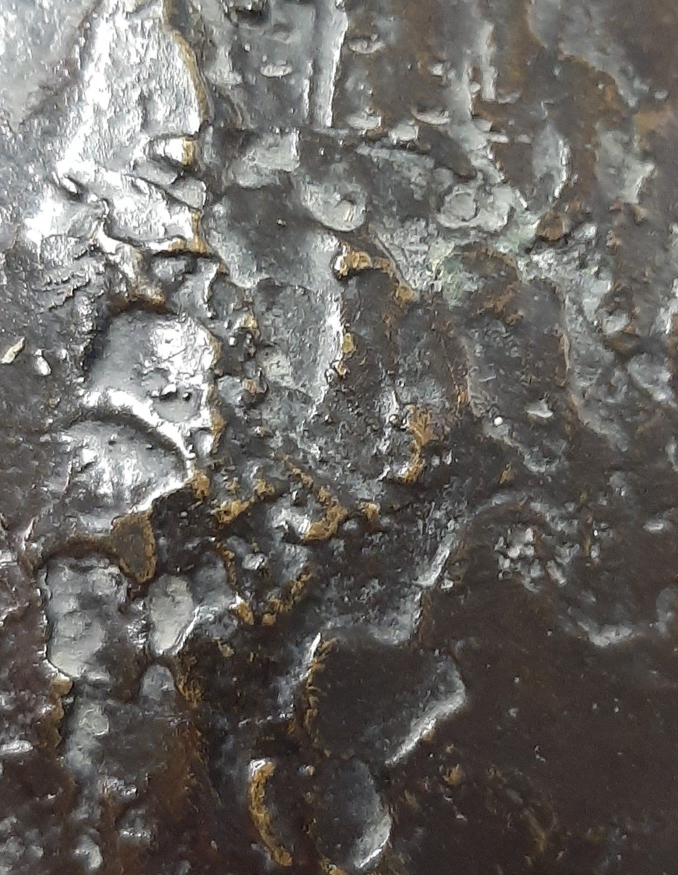 Surface métallique d’un buste en gros plan