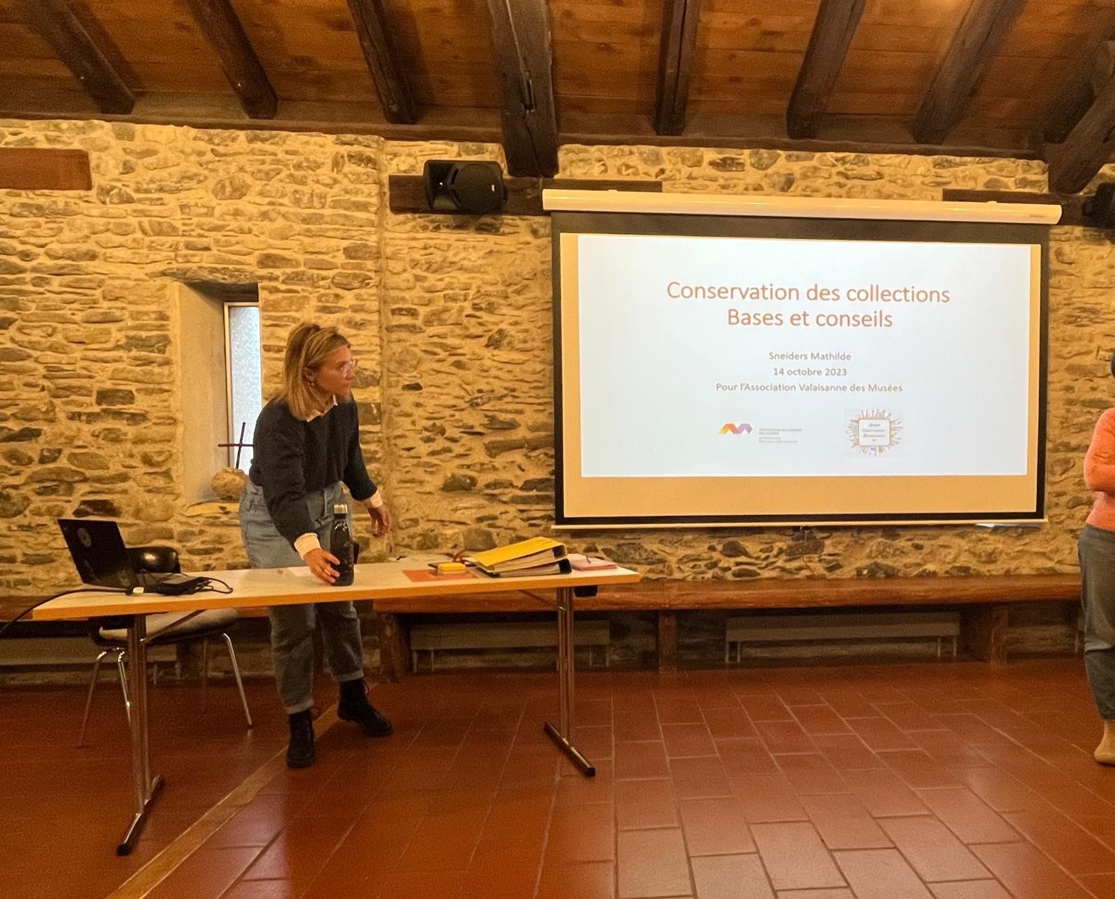 Mathilde Sneiders donnant un cours devant une projection